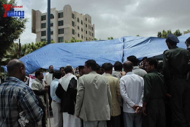 عمال وموظفي المسالخ يهددون باعتصام مفتوح أمام مبنى أمانة العاصمة إذا لم تنفذ مطالبهم إلى الغد 112