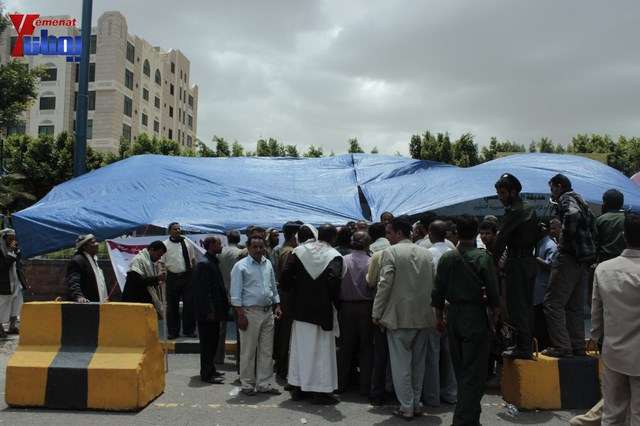 عمال وموظفي المسالخ يهددون باعتصام مفتوح أمام مبنى أمانة العاصمة إذا لم تنفذ مطالبهم إلى الغد 128