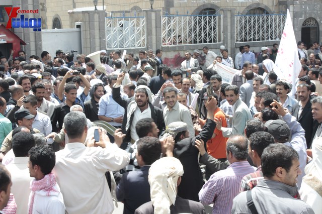 عمال وموظفي المسالخ يهددون باعتصام مفتوح أمام مبنى أمانة العاصمة إذا لم تنفذ مطالبهم إلى الغد 14