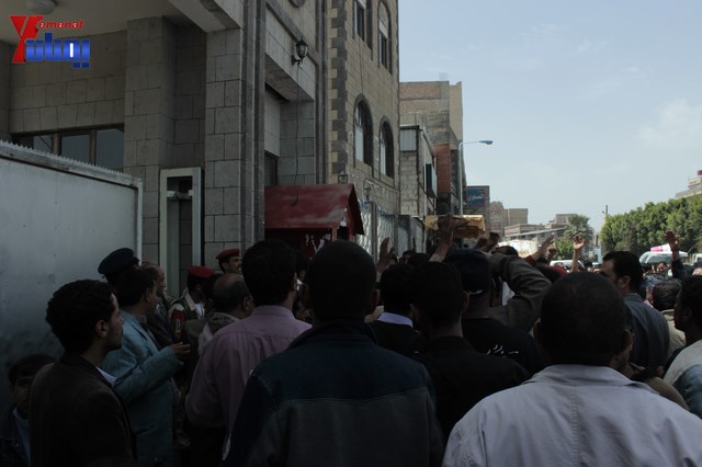 عمال وموظفي المسالخ يهددون باعتصام مفتوح أمام مبنى أمانة العاصمة إذا لم تنفذ مطالبهم إلى الغد 162