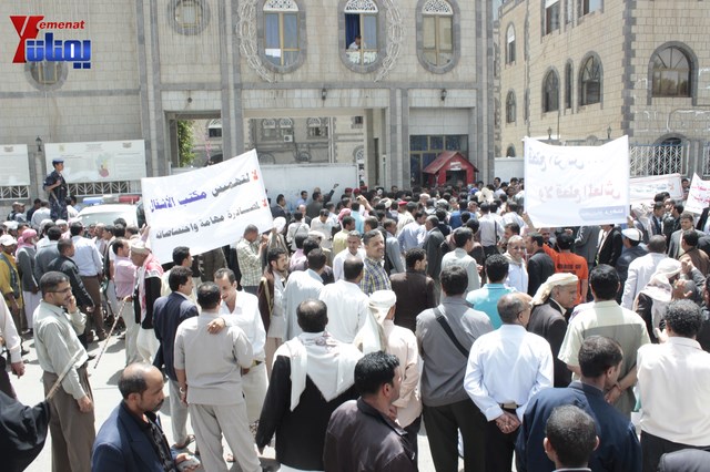 عمال وموظفي المسالخ يهددون باعتصام مفتوح أمام مبنى أمانة العاصمة إذا لم تنفذ مطالبهم إلى الغد 17