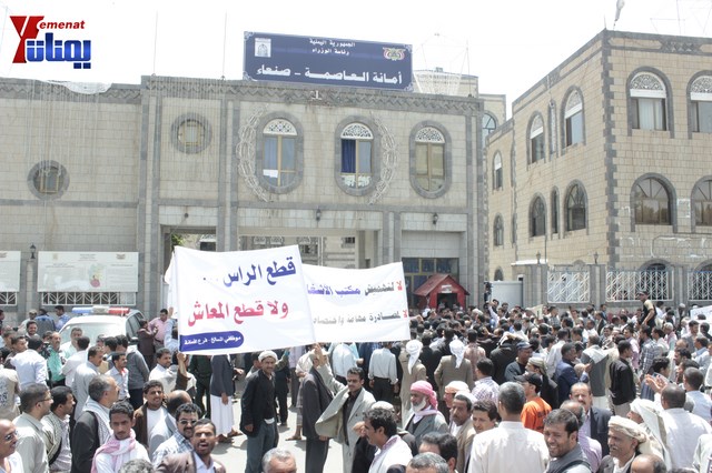 عمال وموظفي المسالخ يهددون باعتصام مفتوح أمام مبنى أمانة العاصمة إذا لم تنفذ مطالبهم إلى الغد 22