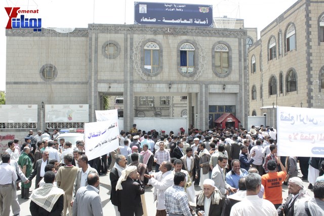 عمال وموظفي المسالخ يهددون باعتصام مفتوح أمام مبنى أمانة العاصمة إذا لم تنفذ مطالبهم إلى الغد 23