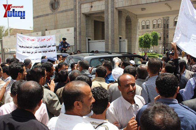 عمال وموظفي المسالخ يهددون باعتصام مفتوح أمام مبنى أمانة العاصمة إذا لم تنفذ مطالبهم إلى الغد 25