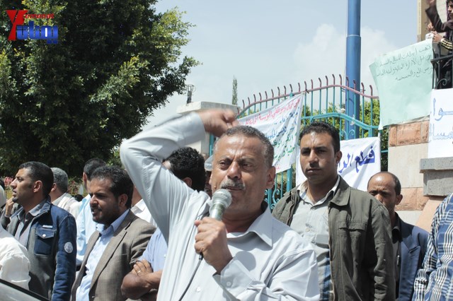 عمال وموظفي المسالخ يهددون باعتصام مفتوح أمام مبنى أمانة العاصمة إذا لم تنفذ مطالبهم إلى الغد 30