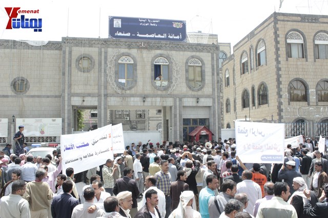 عمال وموظفي المسالخ يهددون باعتصام مفتوح أمام مبنى أمانة العاصمة إذا لم تنفذ مطالبهم إلى الغد 32