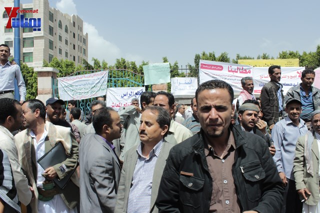 عمال وموظفي المسالخ يهددون باعتصام مفتوح أمام مبنى أمانة العاصمة إذا لم تنفذ مطالبهم إلى الغد 33