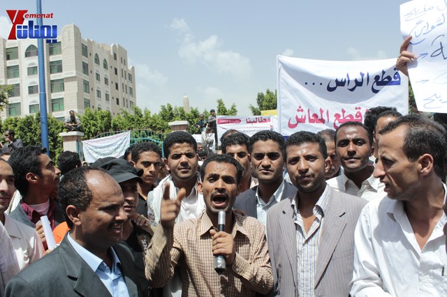 عمال وموظفي المسالخ يهددون باعتصام مفتوح أمام مبنى أمانة العاصمة إذا لم تنفذ مطالبهم إلى الغد 34