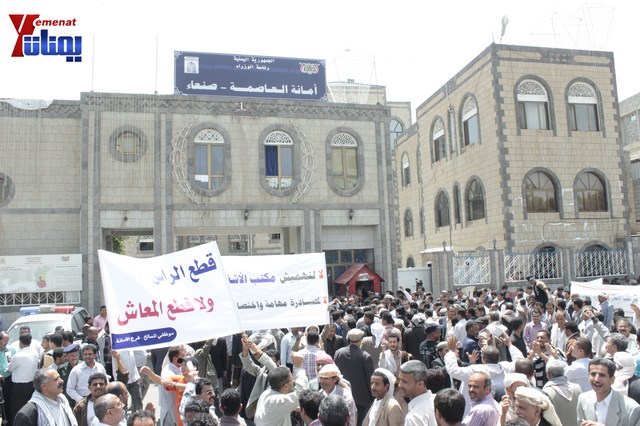 عمال وموظفي المسالخ يهددون باعتصام مفتوح أمام مبنى أمانة العاصمة إذا لم تنفذ مطالبهم إلى الغد 35