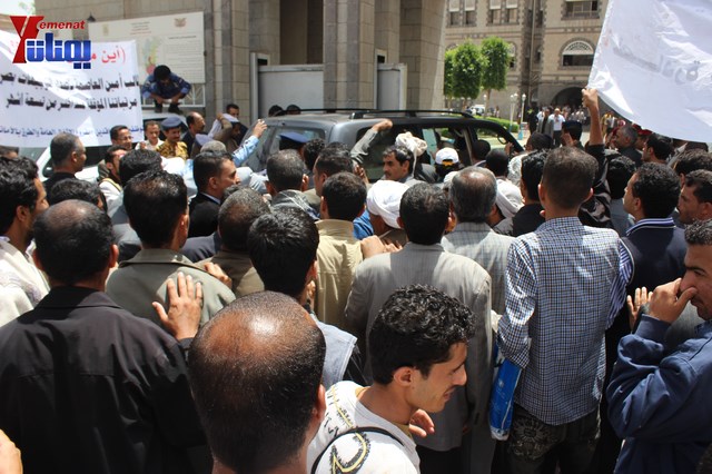 عمال وموظفي المسالخ يهددون باعتصام مفتوح أمام مبنى أمانة العاصمة إذا لم تنفذ مطالبهم إلى الغد 36