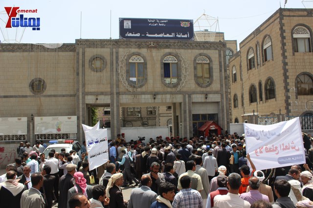 عمال وموظفي المسالخ يهددون باعتصام مفتوح أمام مبنى أمانة العاصمة إذا لم تنفذ مطالبهم إلى الغد 37