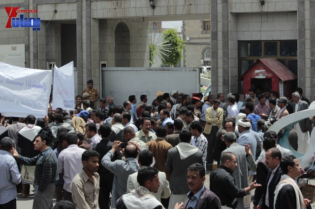 عمال وموظفي المسالخ يهددون باعتصام مفتوح أمام مبنى أمانة العاصمة إذا لم تنفذ مطالبهم إلى الغد 38