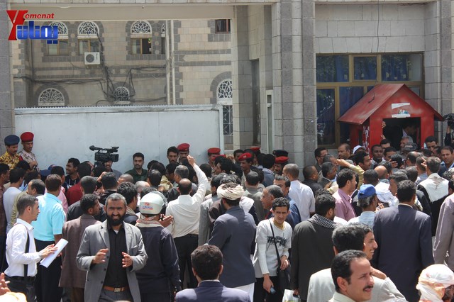 عمال وموظفي المسالخ يهددون باعتصام مفتوح أمام مبنى أمانة العاصمة إذا لم تنفذ مطالبهم إلى الغد 40