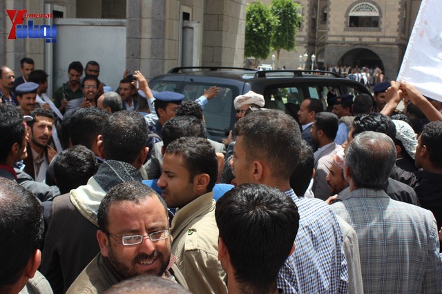 عمال وموظفي المسالخ يهددون باعتصام مفتوح أمام مبنى أمانة العاصمة إذا لم تنفذ مطالبهم إلى الغد 41