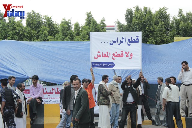 عمال وموظفي المسالخ يهددون باعتصام مفتوح أمام مبنى أمانة العاصمة إذا لم تنفذ مطالبهم إلى الغد 44