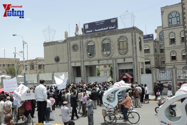 عمال وموظفي المسالخ يهددون باعتصام مفتوح أمام مبنى أمانة العاصمة إذا لم تنفذ مطالبهم إلى الغد 47