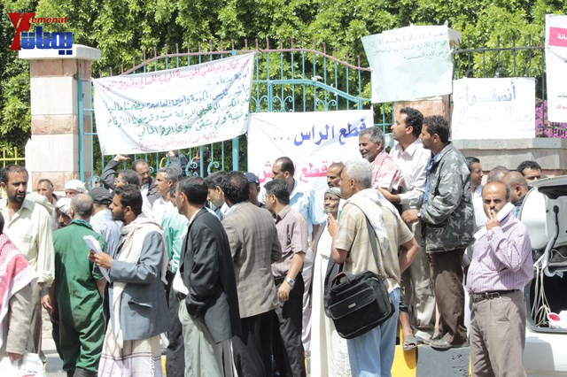 عمال وموظفي المسالخ يهددون باعتصام مفتوح أمام مبنى أمانة العاصمة إذا لم تنفذ مطالبهم إلى الغد 5