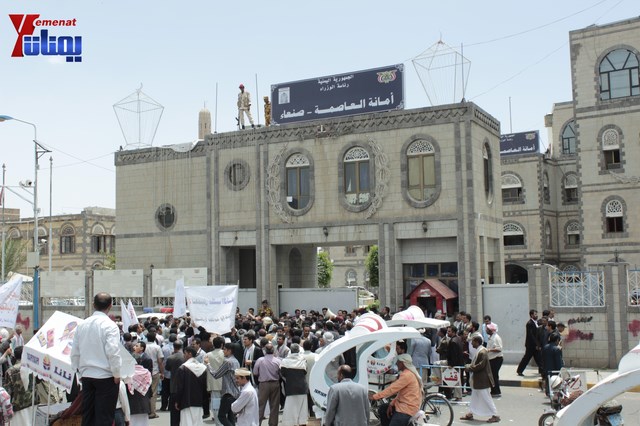 عمال وموظفي المسالخ يهددون باعتصام مفتوح أمام مبنى أمانة العاصمة إذا لم تنفذ مطالبهم إلى الغد 53