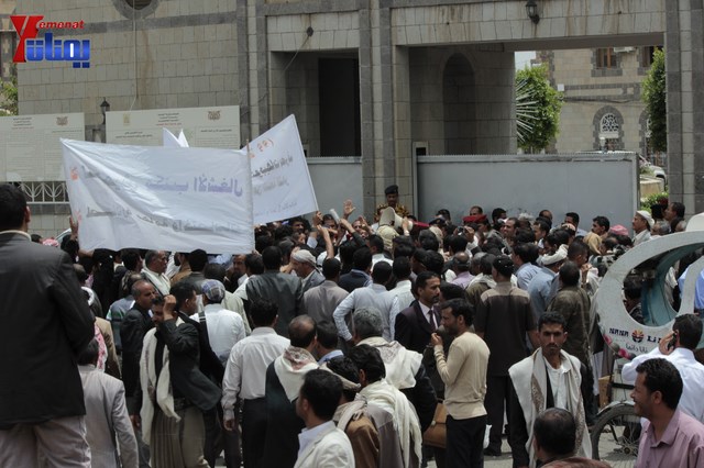 عمال وموظفي المسالخ يهددون باعتصام مفتوح أمام مبنى أمانة العاصمة إذا لم تنفذ مطالبهم إلى الغد 54