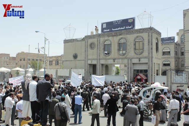 عمال وموظفي المسالخ يهددون باعتصام مفتوح أمام مبنى أمانة العاصمة إذا لم تنفذ مطالبهم إلى الغد 57