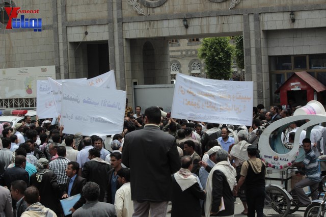 عمال وموظفي المسالخ يهددون باعتصام مفتوح أمام مبنى أمانة العاصمة إذا لم تنفذ مطالبهم إلى الغد 58