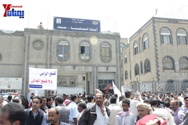 عمال وموظفي المسالخ يهددون باعتصام مفتوح أمام مبنى أمانة العاصمة إذا لم تنفذ مطالبهم إلى الغد 61