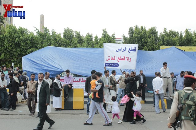 عمال وموظفي المسالخ يهددون باعتصام مفتوح أمام مبنى أمانة العاصمة إذا لم تنفذ مطالبهم إلى الغد 63