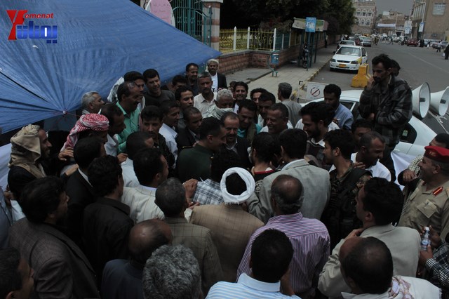 عمال وموظفي المسالخ يهددون باعتصام مفتوح أمام مبنى أمانة العاصمة إذا لم تنفذ مطالبهم إلى الغد 66