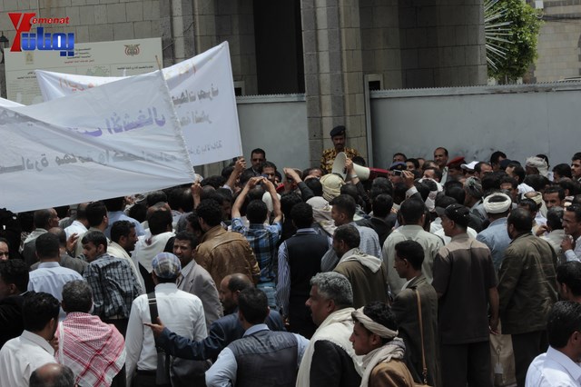 عمال وموظفي المسالخ يهددون باعتصام مفتوح أمام مبنى أمانة العاصمة إذا لم تنفذ مطالبهم إلى الغد 71