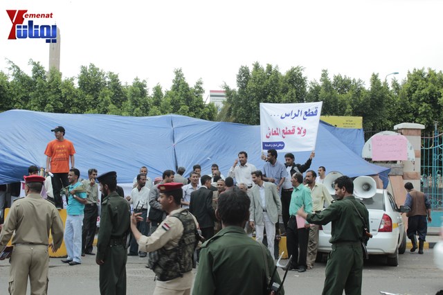 عمال وموظفي المسالخ يهددون باعتصام مفتوح أمام مبنى أمانة العاصمة إذا لم تنفذ مطالبهم إلى الغد 73