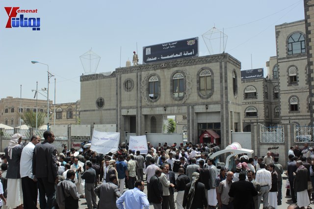 عمال وموظفي المسالخ يهددون باعتصام مفتوح أمام مبنى أمانة العاصمة إذا لم تنفذ مطالبهم إلى الغد 74