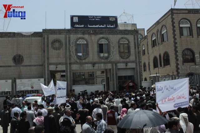 عمال وموظفي المسالخ يهددون باعتصام مفتوح أمام مبنى أمانة العاصمة إذا لم تنفذ مطالبهم إلى الغد 76