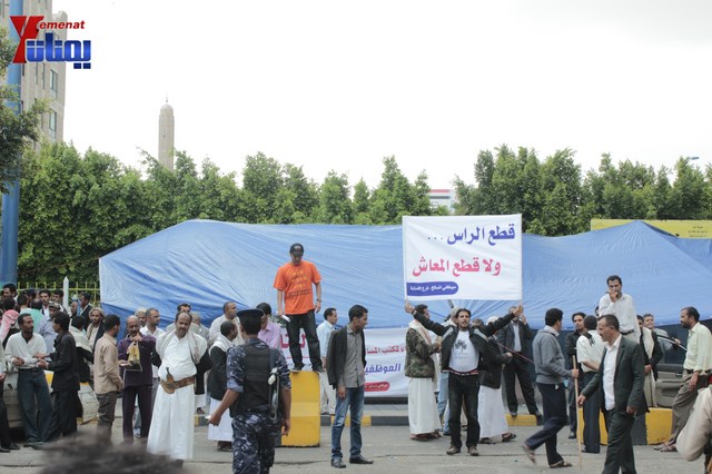 عمال وموظفي المسالخ يهددون باعتصام مفتوح أمام مبنى أمانة العاصمة إذا لم تنفذ مطالبهم إلى الغد 79