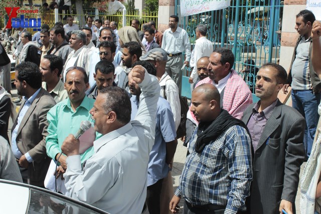 عمال وموظفي المسالخ يهددون باعتصام مفتوح أمام مبنى أمانة العاصمة إذا لم تنفذ مطالبهم إلى الغد 8