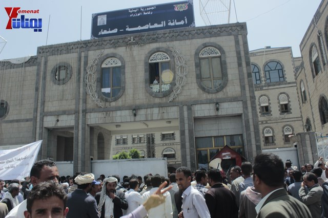 عمال وموظفي المسالخ يهددون باعتصام مفتوح أمام مبنى أمانة العاصمة إذا لم تنفذ مطالبهم إلى الغد 81