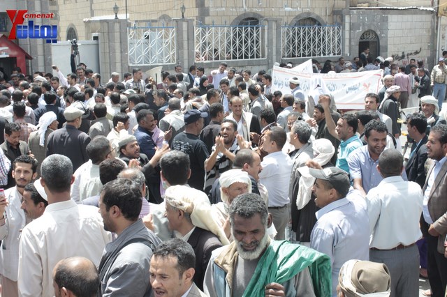 عمال وموظفي المسالخ يهددون باعتصام مفتوح أمام مبنى أمانة العاصمة إذا لم تنفذ مطالبهم إلى الغد 9