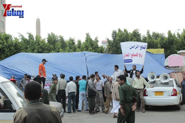 عمال وموظفي المسالخ يهددون باعتصام مفتوح أمام مبنى أمانة العاصمة إذا لم تنفذ مطالبهم إلى الغد 97