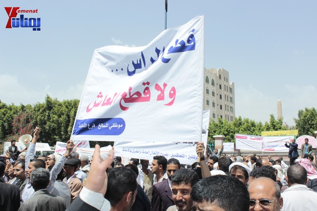 عمال وموظفي المسالخ يهددون باعتصام مفتوح أمام مبنى أمانة العاصمة إذا لم تنفذ مطالبهم إلى الغد 98