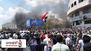 تعز .. مسيرة حاشدة أمام معسكر الأمن الخاص وجنود يطلقون النار في الهواء وآليات عسكرية تخرج باتجاه الحوبان 1 مسيرة حاشدة أمام معسكر الأمن الخاض بتعز