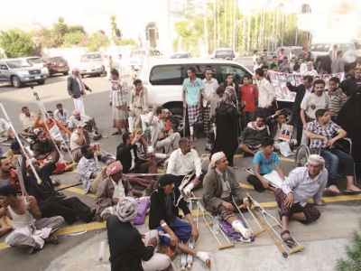 وزير المالية يسلم مبالغ مالية طائلة لمرافقه من مخصصات جرحى الثورة و الجرحى يعيشون أوضاع صعبة و تهددهم المستشفيات بالطرد 2