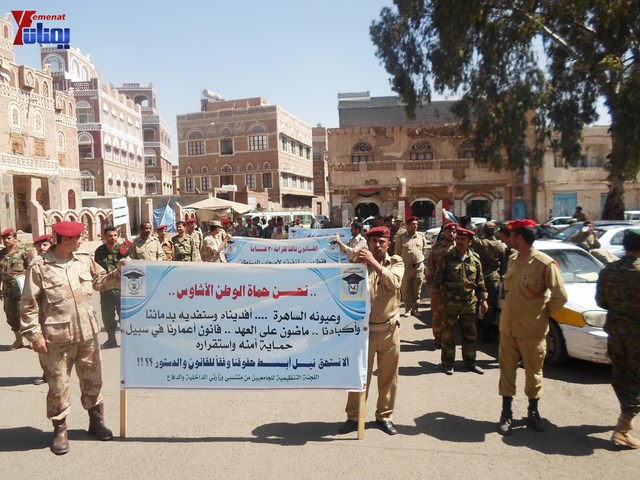 وقفة احتجاجية للجامعيين العسكريين والأمنيين أمام مكتب رئاسة الجمهورية احتجاجا على عدم ترقيتهم إلى رت 7