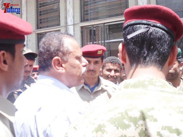 وقفة احتجاجية للجامعيين العسكريين والأمنيين أمام مكتب رئاسة الجمهورية احتجاجا على عدم ترقيتهم إلى رت 93