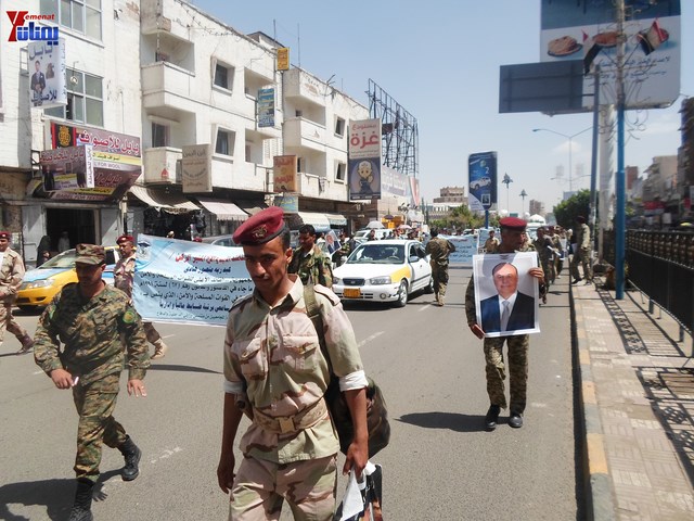 وقفة احتجاجية للجامعيين العسكريين والأمنيين أمام مكتب رئاسة الجمهورية احتجاجا على عدم ترقيتهم إلى رتبة ضابط 10