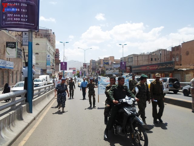 وقفة احتجاجية للجامعيين العسكريين والأمنيين أمام مكتب رئاسة الجمهورية احتجاجا على عدم ترقيتهم إلى رتبة ضابط 102