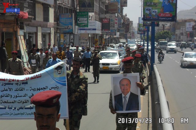 وقفة احتجاجية للجامعيين العسكريين والأمنيين أمام مكتب رئاسة الجمهورية احتجاجا على عدم ترقيتهم إلى رتبة ضابط 103