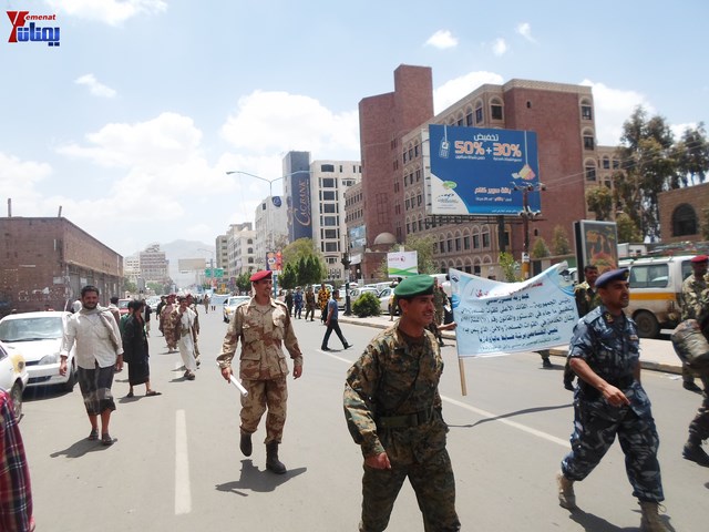 وقفة احتجاجية للجامعيين العسكريين والأمنيين أمام مكتب رئاسة الجمهورية احتجاجا على عدم ترقيتهم إلى رتبة ضابط 105