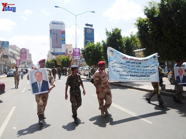 وقفة احتجاجية للجامعيين العسكريين والأمنيين أمام مكتب رئاسة الجمهورية احتجاجا على عدم ترقيتهم إلى رتبة ضابط 106