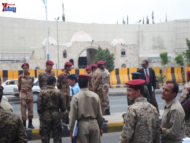 وقفة احتجاجية للجامعيين العسكريين والأمنيين أمام مكتب رئاسة الجمهورية احتجاجا على عدم ترقيتهم إلى رتبة ضابط 107