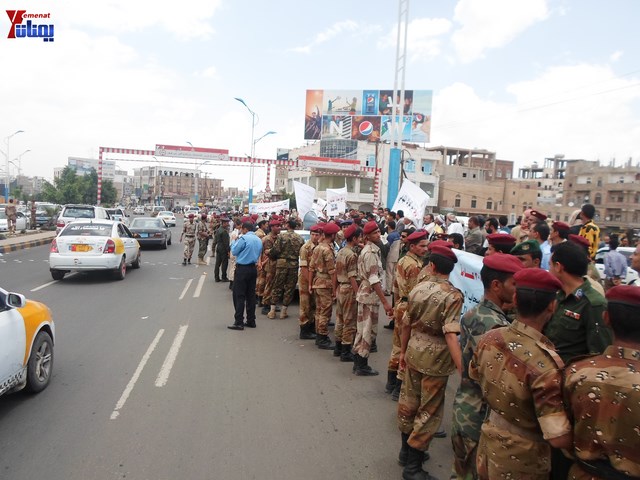 وقفة احتجاجية للجامعيين العسكريين والأمنيين أمام مكتب رئاسة الجمهورية احتجاجا على عدم ترقيتهم إلى رتبة ضابط 111