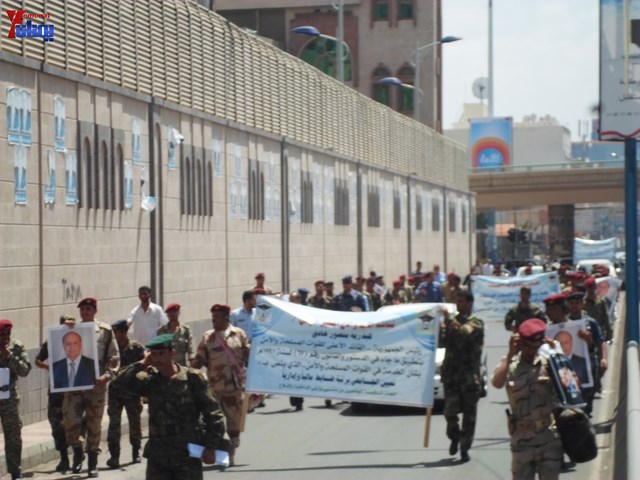 وقفة احتجاجية للجامعيين العسكريين والأمنيين أمام مكتب رئاسة الجمهورية احتجاجا على عدم ترقيتهم إلى رتبة ضابط 112